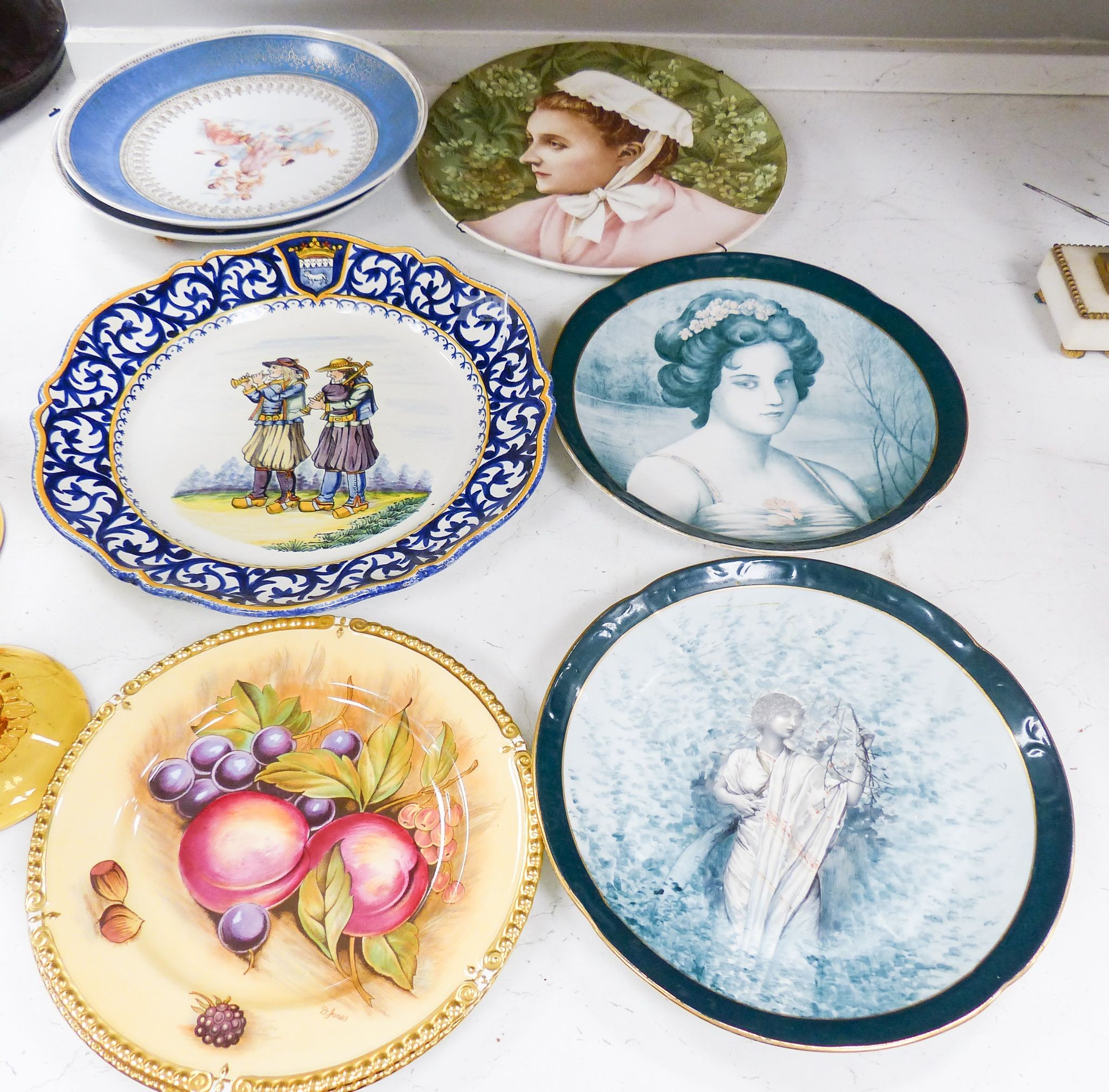 A group of eight Continental ceramic dishes, late 19th/20th century, largest 35 cm